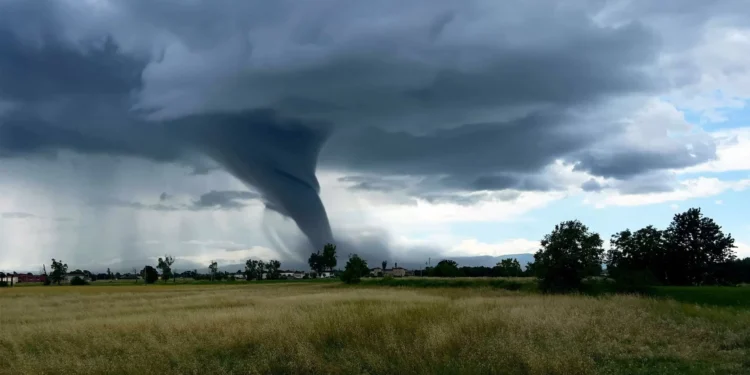 Tornado em São José dos Pinhais atinge 180 km/h