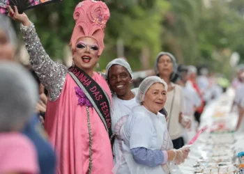 Aniversário da capital SP é comemorado com tradicional bolo do Bixiga
