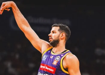 Tim Soares faz 10 pontos em vitória apertada do Sydney Kings