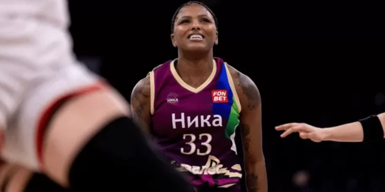 Isabela Ramona ajuda Nika Siktivkar a vencer na prorrogação na Rússia