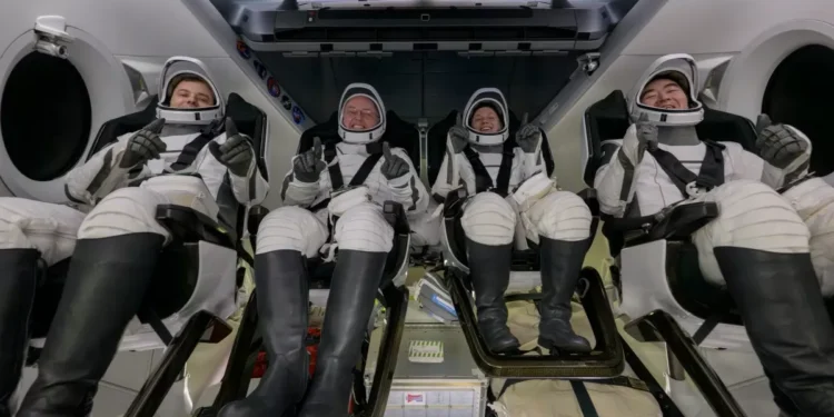 Tripulação da ISS retorna antes à Terra por emergência médica; veja foto