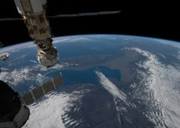 Em razão de problema de saúde, quatro astronautas da ISS retornam à Terra