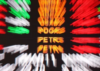 Bolsa bate recorde e fecha acima dos 166 mil pontos pela primeira vez