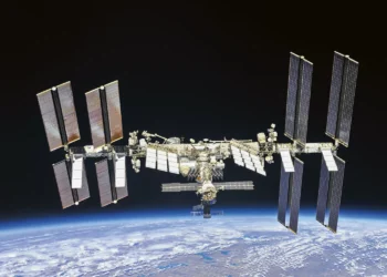 Nasa planeja evacuar astronautas da ISS por motivos médicos em 14 de janeiro