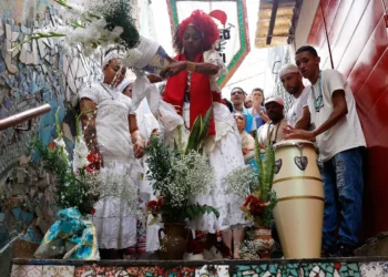 Baianas lavam escadaria em Copacabana em homenagem a Oxóssi