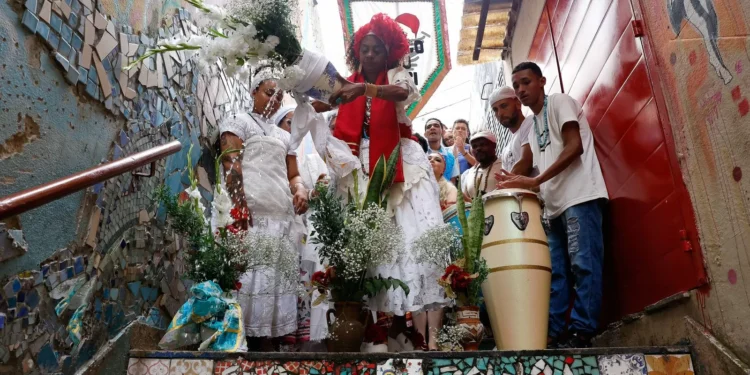 Baianas lavam escadaria em Copacabana em homenagem a Oxóssi