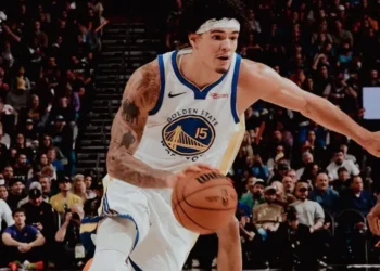 Gui Santos ganha espaço, contribui em quadra e Warriors atropelam Kings pela NBA