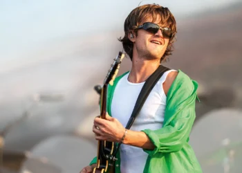 Galã de Stranger Things puxa leva de astros que atacam nas telas e nas paradas