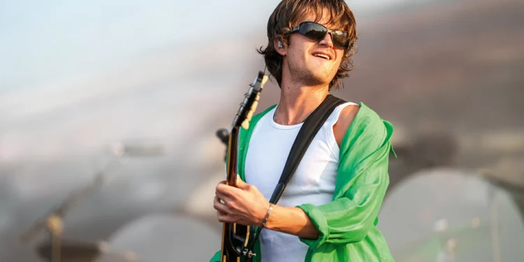 Galã de Stranger Things puxa leva de astros que atacam nas telas e nas paradas