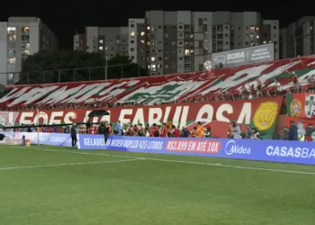 Organizada da Lusa condena atos discriminatórios contra Hugo Souza