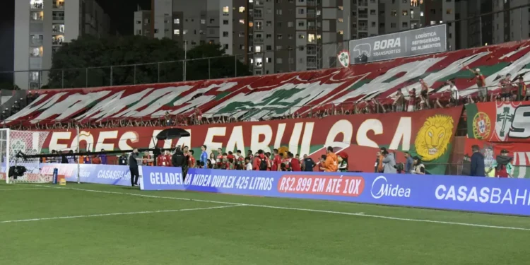 Organizada da Lusa condena atos discriminatórios contra Hugo Souza