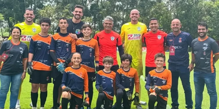 Escola de goleiros visita treino da Portuguesa no CT