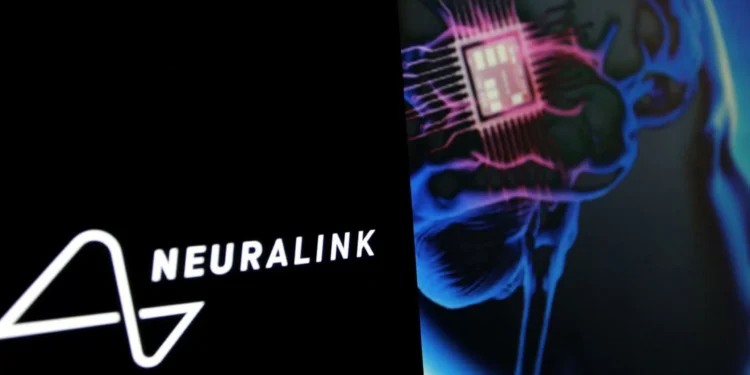 Neuralink: após implante de chip, estudante paraplégico ganhou mais independência