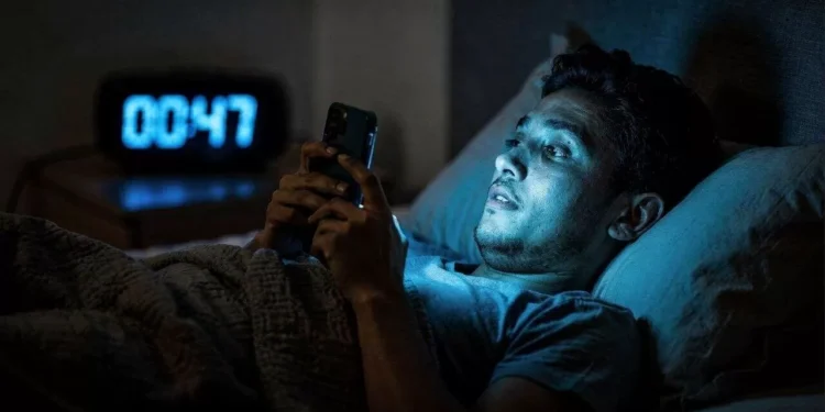 Celular na cama parece inofensivo, mas pode estar sabotando sua saúde