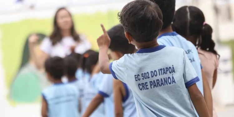 Ensino fundamental atinge 99,5% de frequência; atraso escolar cai