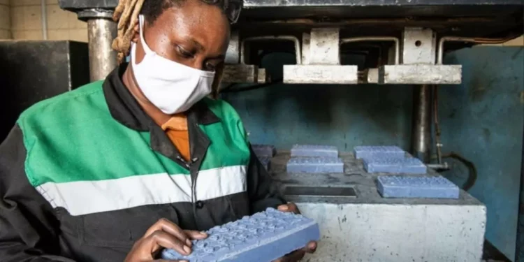 O tijolo de plástico que é 7 vezes mais forte que o de concreto e ajuda o planeta