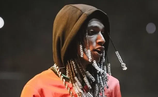 Tornozeleira, Bíblia e Marcinho VP: o que diz novo clipe de Oruam, rapper foragido