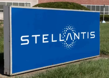 Stellantis muda estratégia e registra perda bilionária com carros elétricos