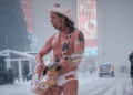 De sunga na neve: ‘Cowboy Nu’ desafia tempestade histórica em Nova York