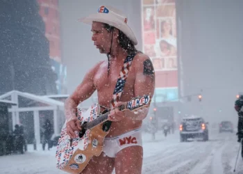 De sunga na neve: ‘Cowboy Nu’ desafia tempestade histórica em Nova York