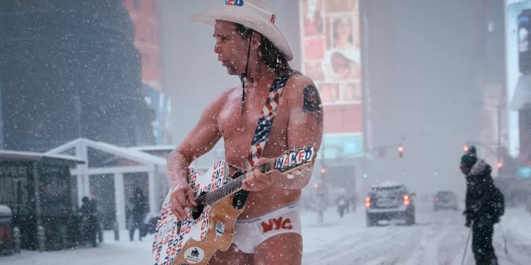 De sunga na neve: ‘Cowboy Nu’ desafia tempestade histórica em Nova York